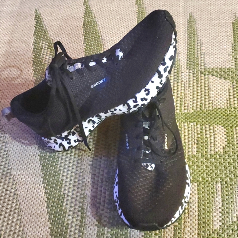 BROOKS Run Wild Snow Leopard Running Shoes